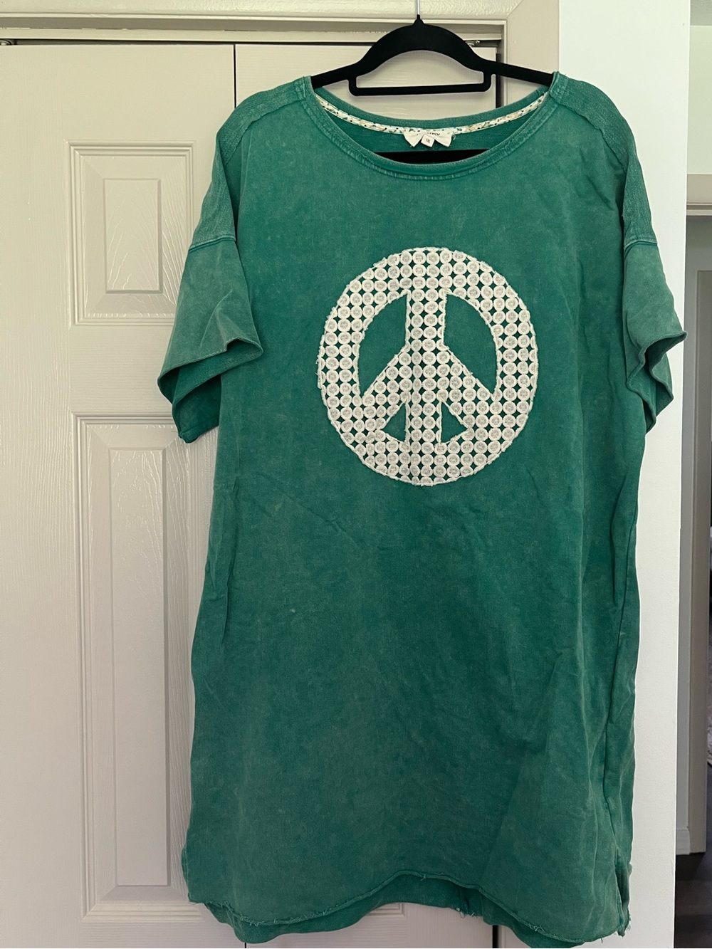 *NWOT* Umgee Green Peace Sign Graphic Tunic Dress
